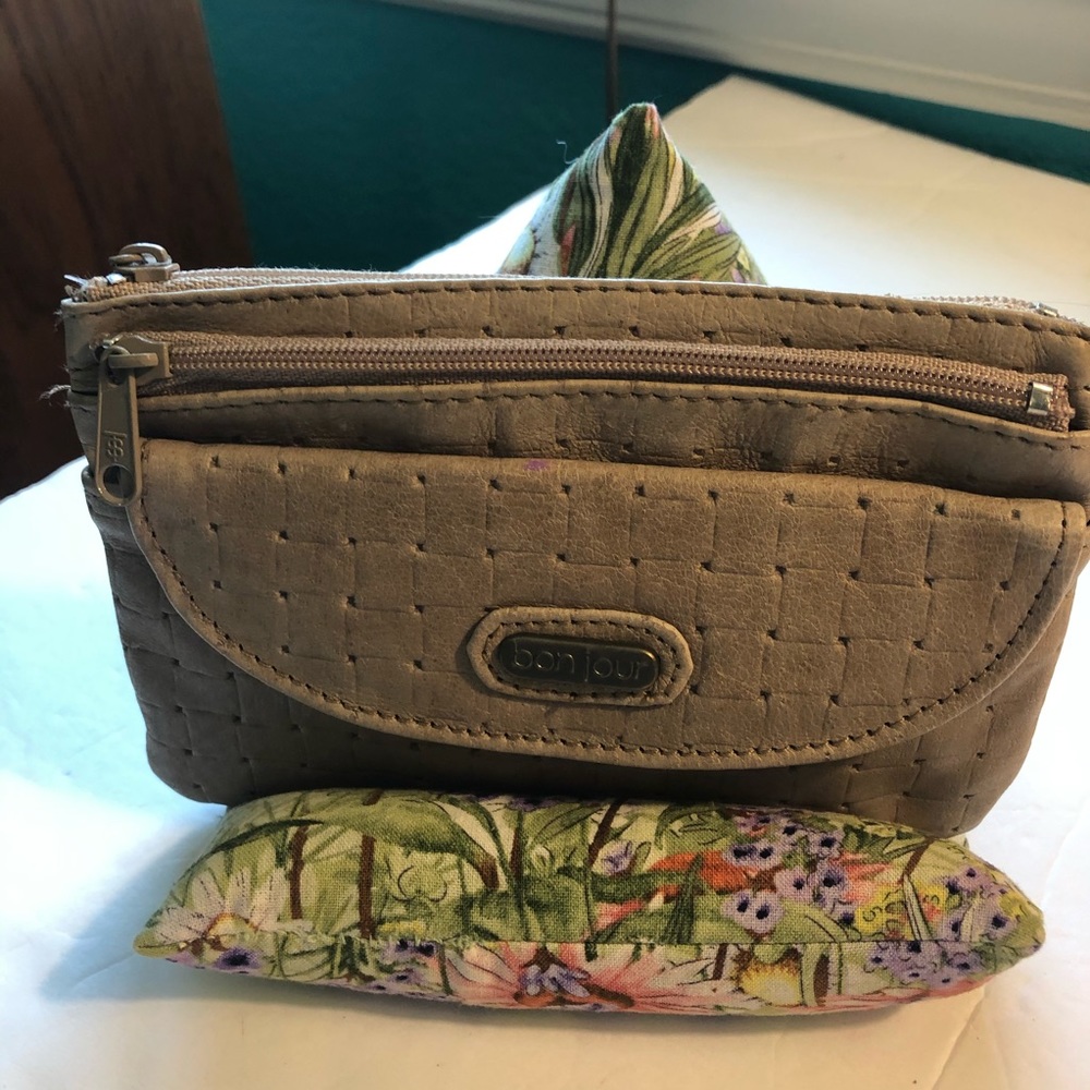 EUC Bon Jour small purse in brown color super cute